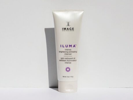 iluma_-_intense_brightening_exfoliating_cleanser